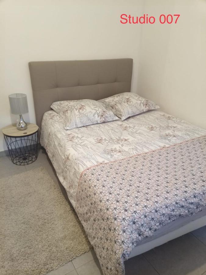 Studio A 300 M De La Gare De Mantes-La-Jolie Εξωτερικό φωτογραφία
